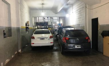 Local sobre Av Rivadavia (hoy taller mecánico) 5 x 20