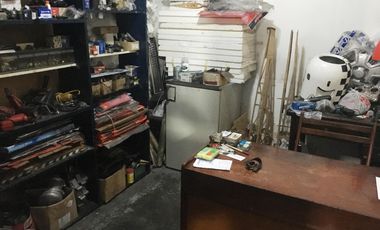 Local sobre Av Rivadavia (hoy taller mecánico) 5 x 20