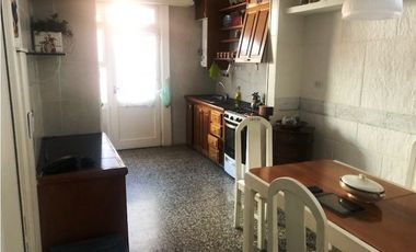 Chalet 5 ambientes. Patio con parrilla. Zona Chauvin