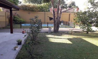 HERMOSO CHALET DESARROLLADO EN LOTE Y MEDIO EN QUILMES OESTE.