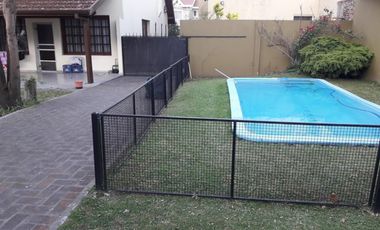 HERMOSO CHALET DESARROLLADO EN LOTE Y MEDIO EN QUILMES OESTE.