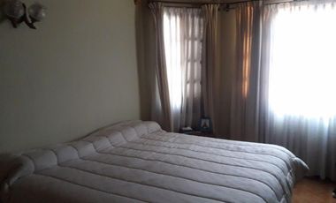 HERMOSO CHALET DESARROLLADO EN LOTE Y MEDIO EN QUILMES OESTE.