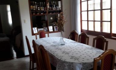 HERMOSO CHALET DESARROLLADO EN LOTE Y MEDIO EN QUILMES OESTE.