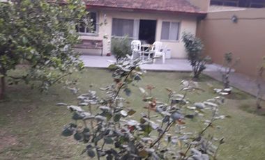 HERMOSO CHALET DESARROLLADO EN LOTE Y MEDIO EN QUILMES OESTE.