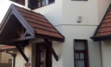 HERMOSO CHALET DESARROLLADO EN LOTE Y MEDIO EN QUILMES OESTE.