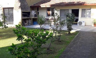 HERMOSO CHALET DESARROLLADO EN LOTE Y MEDIO EN QUILMES OESTE.