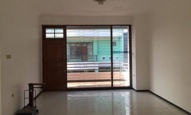 Rumah 2Lt Jl . Halimun Cocok untuk kantor pln 2200watt