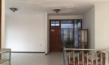 Rumah 2Lt Jl . Halimun Cocok untuk kantor pln 2200watt