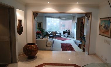 apartamento en arriendo en los rosales. Cod A121133030