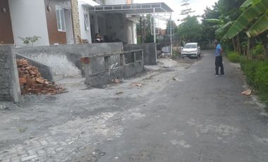 Rumah minimalis 2 lantai di pusat kota Wates