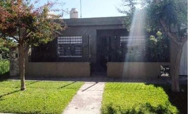 Casa en venta - 2 dormitorios 1 baño - patio y parrilla - 93mts2 - Quilmes Oeste
