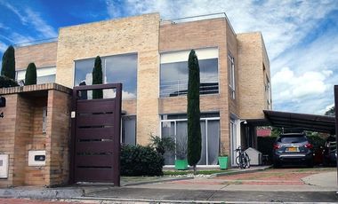 casa en venta en milla de oro. Cod V8968243