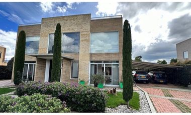 casa en venta en milla de oro. Cod V8968243