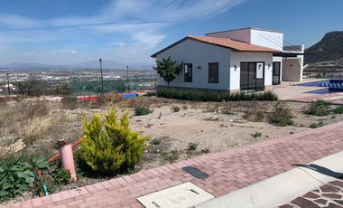 Oportunidad Terreno en Condominio con Casa Club
