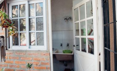 Excelente casa 4 ambientes cochera y fondo libre zona Gerli