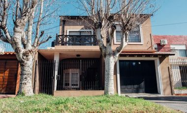 Excelente casa 4 ambientes cochera y fondo libre zona Gerli