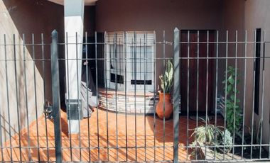 Excelente casa 4 ambientes cochera y fondo libre zona Gerli