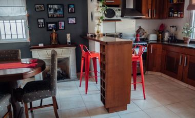 Excelente casa 4 ambientes cochera y fondo libre zona Gerli