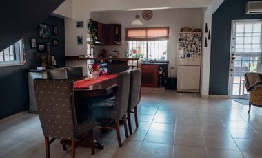 Excelente casa 4 ambientes cochera y fondo libre zona Gerli