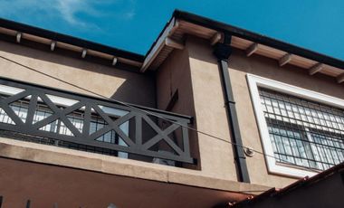 Excelente casa 4 ambientes cochera y fondo libre zona Gerli