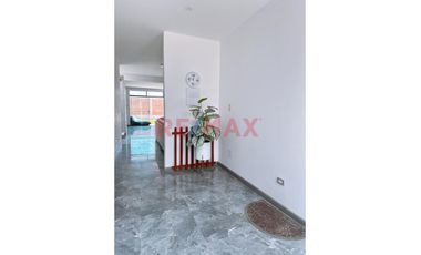 Hermosa Casa De 375.2M2 -En Vista Alegre 02