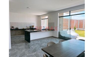 Hermosa Casa De 375.2M2 -En Vista Alegre 02