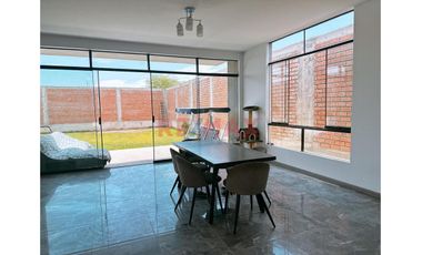 Hermosa Casa De 375.2M2 -En Vista Alegre 02