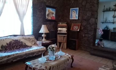 CASA EN CLUB DE GOLF TEQUISQUIAPAN CON ESPECTACULAR MURO