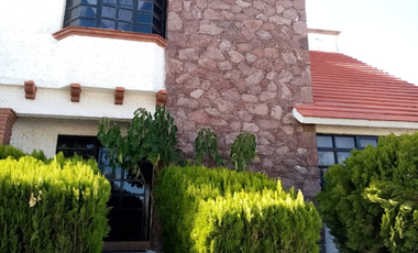 CASA EN CLUB DE GOLF TEQUISQUIAPAN CON ESPECTACULAR MURO