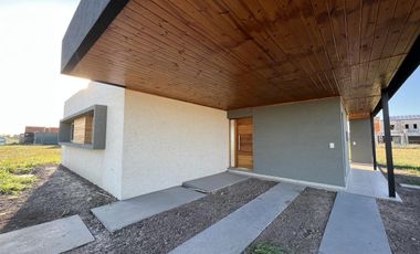 CASA EN VENTA  DE DOS DORMITORIOS CON COCHERA- DON MATEO - A ESTRENAR