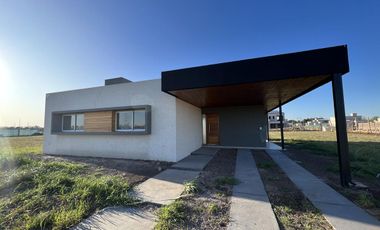 CASA EN VENTA  DE DOS DORMITORIOS CON COCHERA- DON MATEO - A ESTRENAR