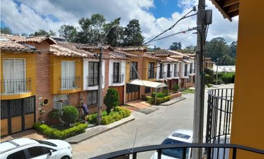 CASA EN ARRIENDO EN LA URBANIZACIÓN PINOLINDA EN LA CEJA.