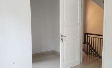 Disewa Rumah Omaha Village Paramount Gading Serpong Jl Meredith 55 Kosong Bersih Nyaman