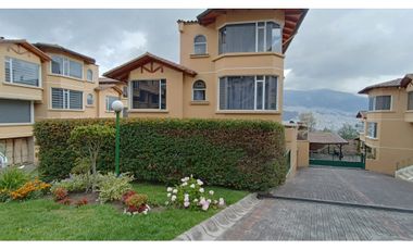En venta Casa 4 Dormitorios Santa Lucia Norte de Quito