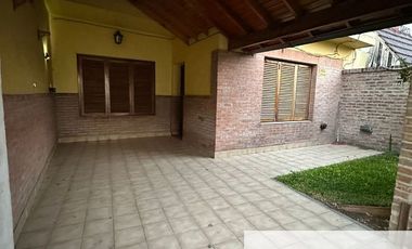 Casa en venta de 3 dormitorios c/ cochera en La Tablada