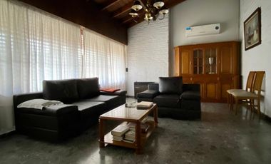 Casa de 3 AMBIENTES ubicada a 50 metros de la estación y a 50 metros de la Avenida Tomás Espora.