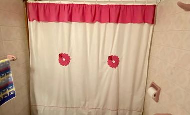 Casa de 3 AMBIENTES ubicada a 50 metros de la estación y a 50 metros de la Avenida Tomás Espora.