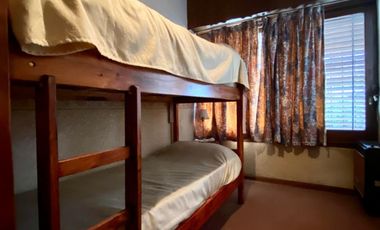 Casa de 3 AMBIENTES ubicada a 50 metros de la estación y a 50 metros de la Avenida Tomás Espora.