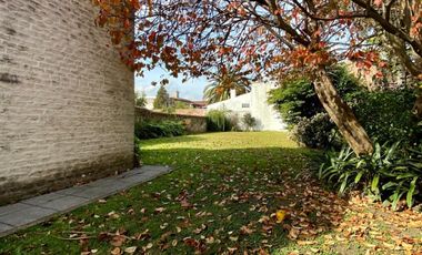 Casa de 3 AMBIENTES ubicada a 50 metros de la estación y a 50 metros de la Avenida Tomás Espora.