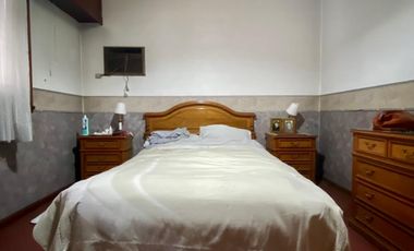 Casa de 3 AMBIENTES ubicada a 50 metros de la estación y a 50 metros de la Avenida Tomás Espora.