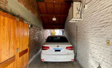 Casa de 3 AMBIENTES ubicada a 50 metros de la estación y a 50 metros de la Avenida Tomás Espora.