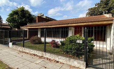 Casa de 3 AMBIENTES ubicada a 50 metros de la estación y a 50 metros de la Avenida Tomás Espora.