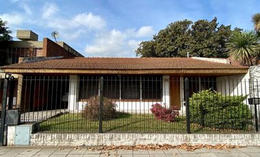 Casa de 3 AMBIENTES ubicada a 50 metros de la estación y a 50 metros de la Avenida Tomás Espora.