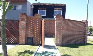 Casa en venta - 2 Dormitorios 1 Baño - Cocheras - 465Mts2 - Los Hornos, La Plata