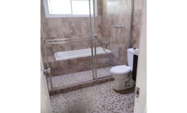 ALQUILO HERMOSA CASA HOWARD $1.200