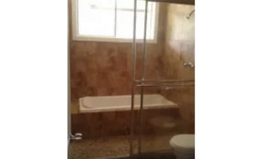 ALQUILO HERMOSA CASA HOWARD $1.200