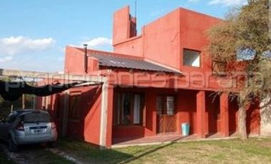 VENDO HERMOSA CASA CON PILETA EN ORO VERDE