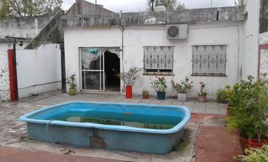 Casa con Departamento en venta en Avellaneda Este