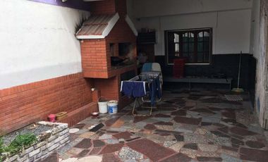 Casa con Departamento en venta en Avellaneda Este