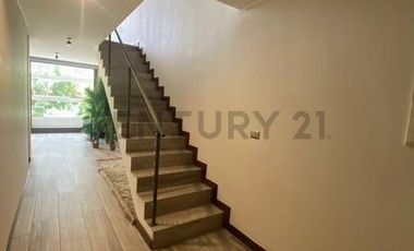 VENTA DEPTO. TRIPLEX, 5D/5B CON JARDIN, LO BARNECHEA